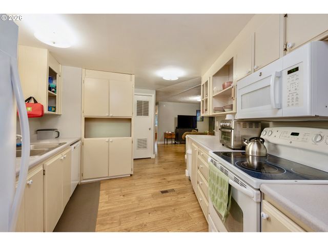 1103 N SPRINGBROOK Rd 50, Newberg, OR 97132