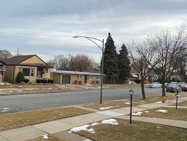 8928 S BENNETT Avenue, Chicago, IL 60617