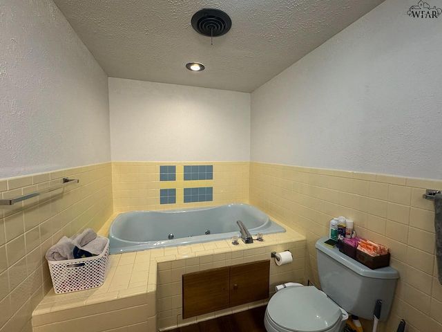 1106 HILLCREST DRIVE, Vernon, TX 76384