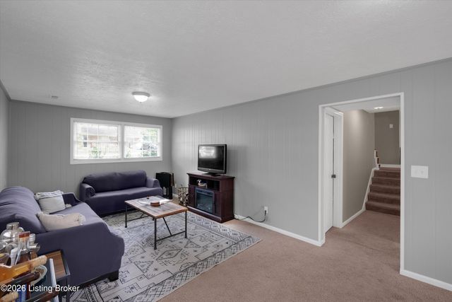 8501 Turnside Dr, Louisville, KY 40242