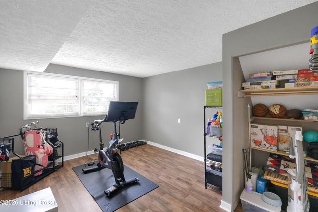 8501 Turnside Dr, Louisville, KY 40242