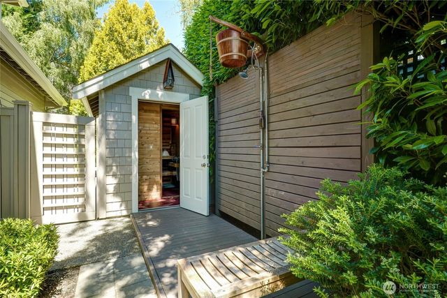 502 95th Avenue NE, Bellevue, WA 98004