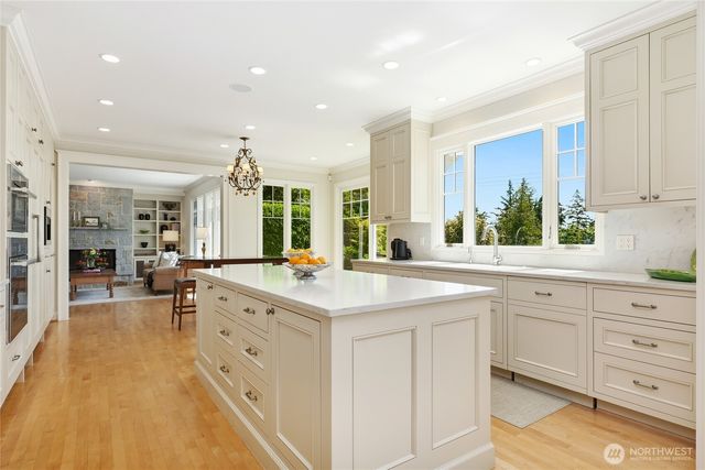 502 95th Avenue NE, Bellevue, WA 98004