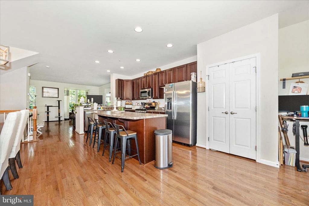 Image 10 of property listing at 2047 SPRING RUN CIR, Frederick, MD 21702