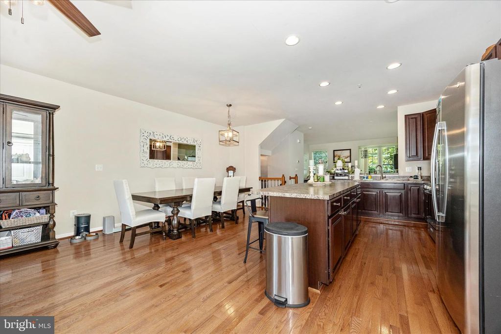 Image 12 of property listing at 2047 SPRING RUN CIR, Frederick, MD 21702