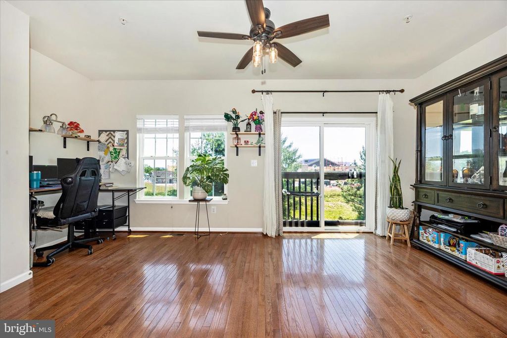 Image 15 of property listing at 2047 SPRING RUN CIR, Frederick, MD 21702