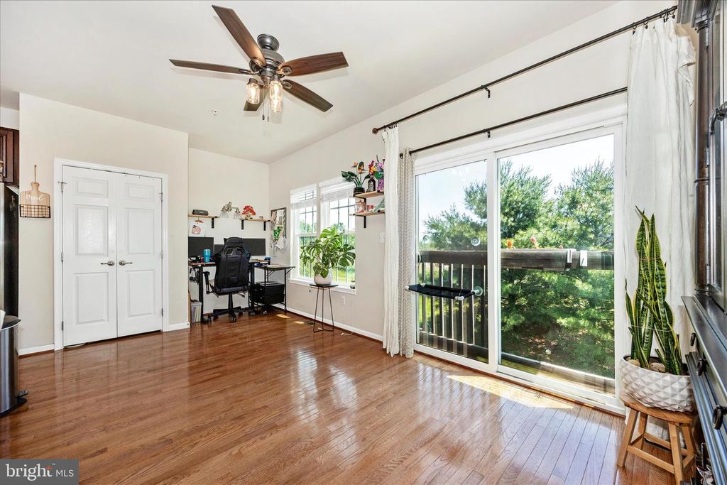 Image 16 of property listing at 2047 SPRING RUN CIR, Frederick, MD 21702