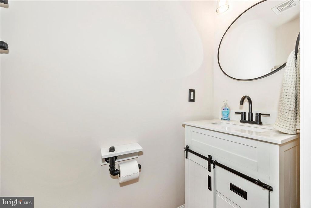 Image 17 of property listing at 2047 SPRING RUN CIR, Frederick, MD 21702