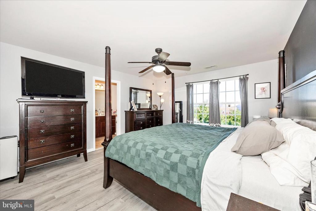 Image 19 of property listing at 2047 SPRING RUN CIR, Frederick, MD 21702