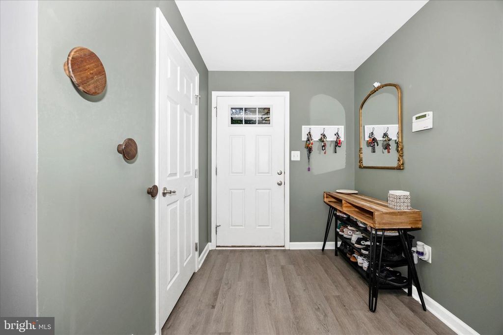 Image 2 of property listing at 2047 SPRING RUN CIR, Frederick, MD 21702