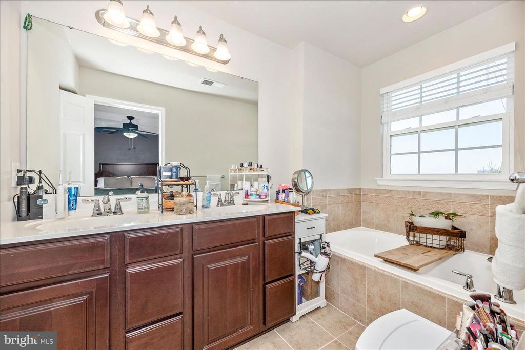 Image 21 of property listing at 2047 SPRING RUN CIR, Frederick, MD 21702