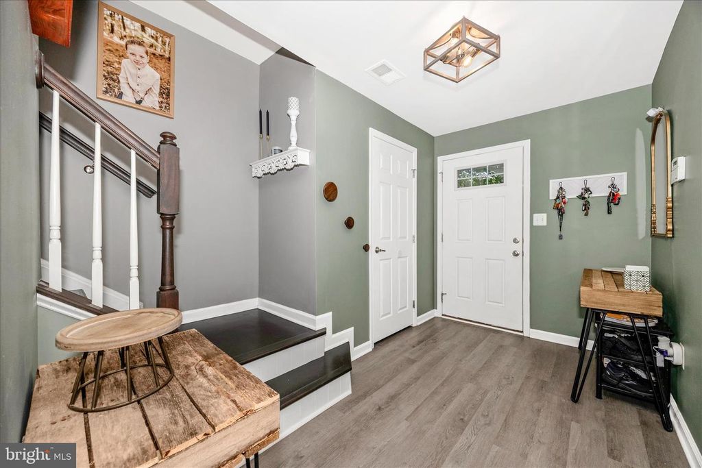 Image 3 of property listing at 2047 SPRING RUN CIR, Frederick, MD 21702