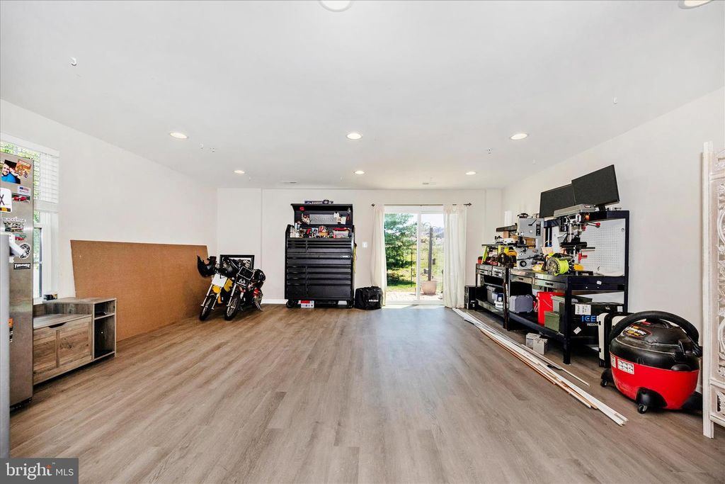 Image 30 of property listing at 2047 SPRING RUN CIR, Frederick, MD 21702