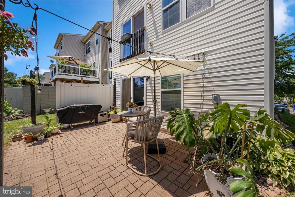 Image 33 of property listing at 2047 SPRING RUN CIR, Frederick, MD 21702
