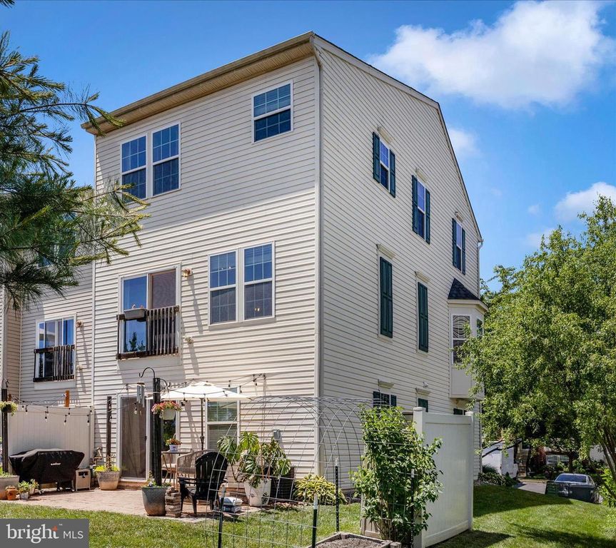 Image 35 of property listing at 2047 SPRING RUN CIR, Frederick, MD 21702