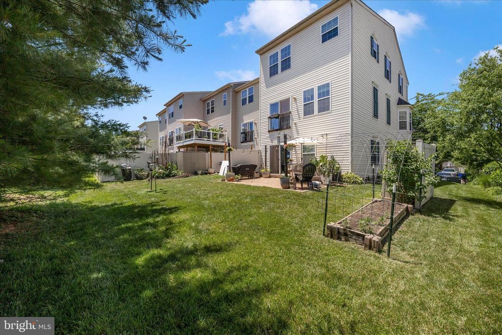 Image 36 of property listing at 2047 SPRING RUN CIR, Frederick, MD 21702