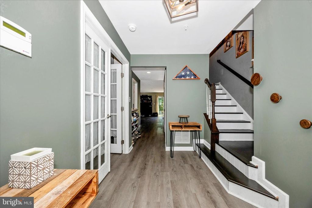 Image 4 of property listing at 2047 SPRING RUN CIR, Frederick, MD 21702