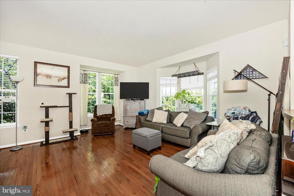 Image 5 of property listing at 2047 SPRING RUN CIR, Frederick, MD 21702