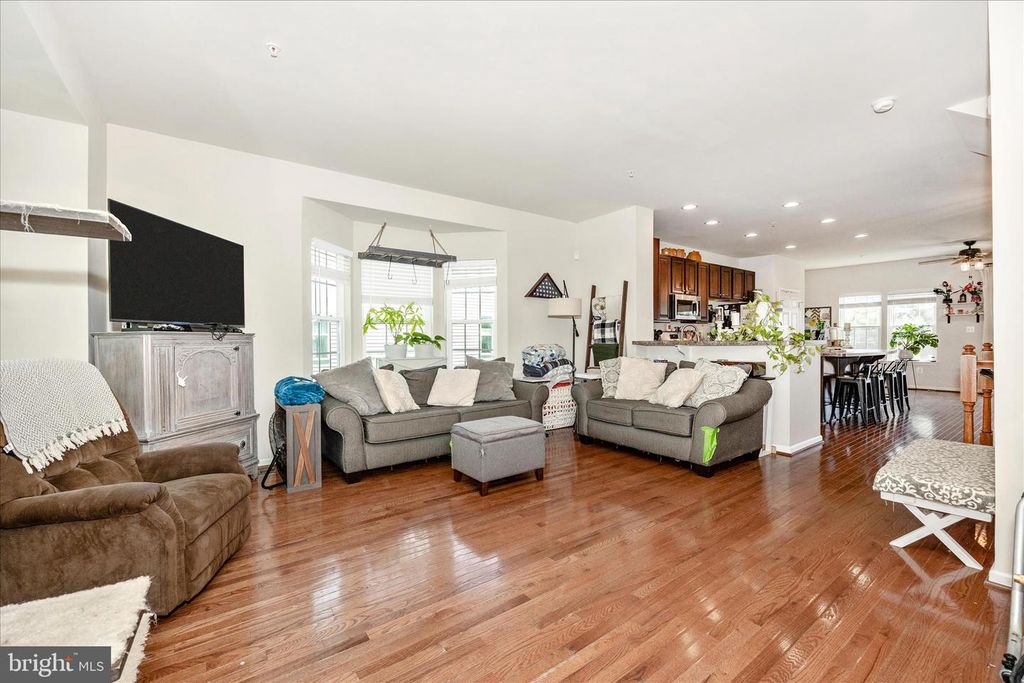 Image 6 of property listing at 2047 SPRING RUN CIR, Frederick, MD 21702