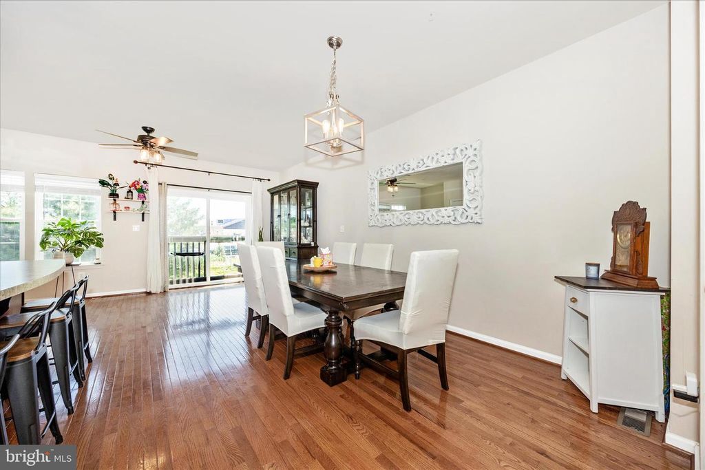 Image 8 of property listing at 2047 SPRING RUN CIR, Frederick, MD 21702