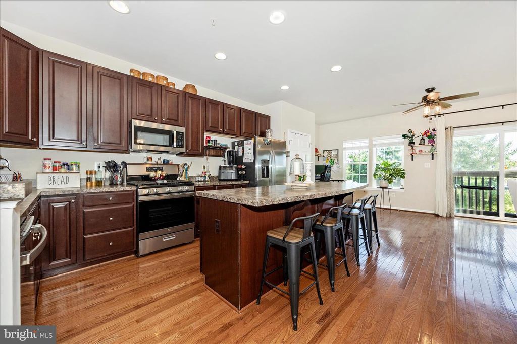 Image 9 of property listing at 2047 SPRING RUN CIR, Frederick, MD 21702