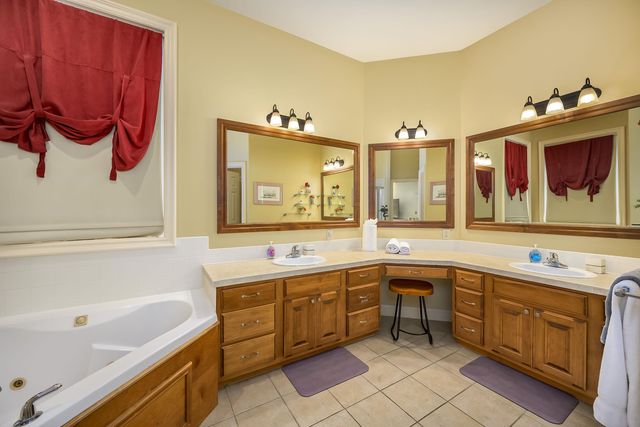 5155 N Saint James St, Bel Aire, KS 67226