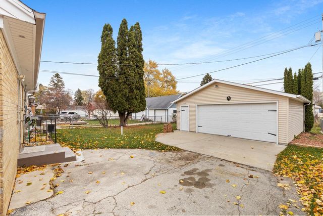 4062 S Troy AVENUE, Saint Francis, WI 53235