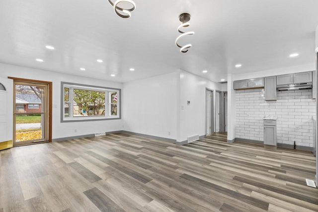 4062 S Troy AVENUE, Saint Francis, WI 53235