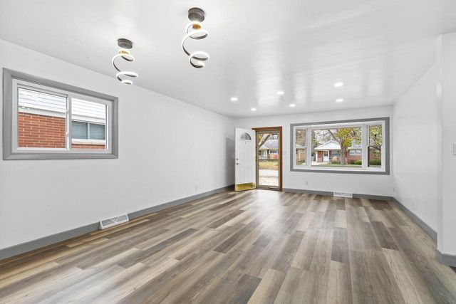 4062 S Troy AVENUE, Saint Francis, WI 53235