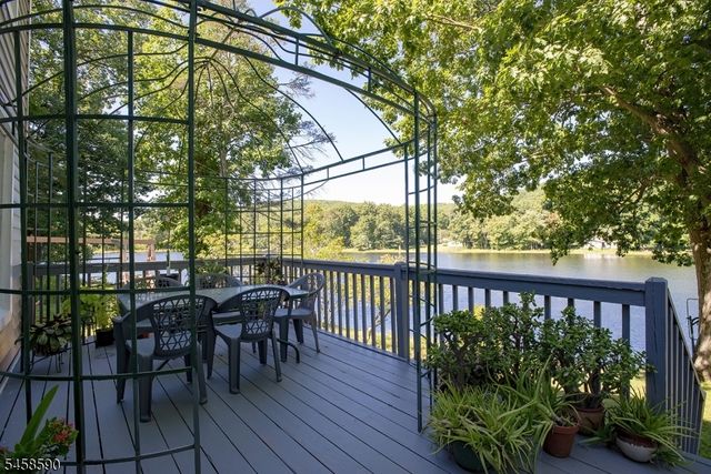 915 Plymouth Lake Dr, Stillwater Twp., NJ 07860