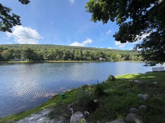 915 Plymouth Lake Dr, Stillwater Twp., NJ 07860