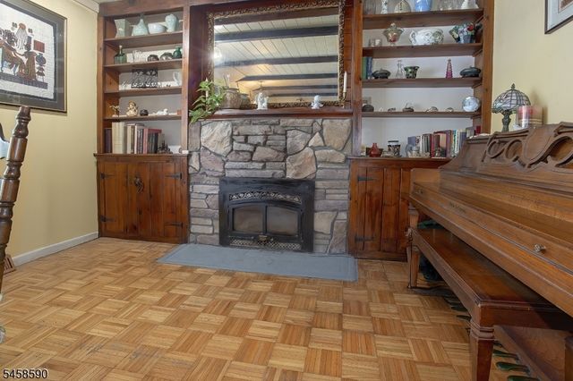 915 Plymouth Lake Dr, Stillwater Twp., NJ 07860