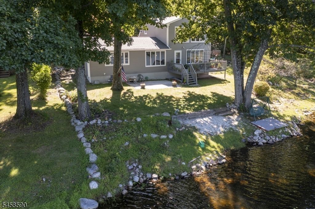 915 Plymouth Lake Dr, Stillwater Twp., NJ 07860