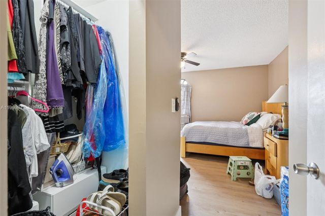 8389 NW 8th St, Miami, FL 33126