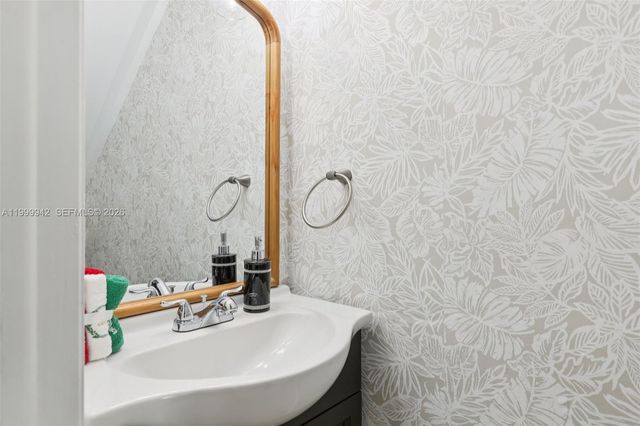 8389 NW 8th St, Miami, FL 33126