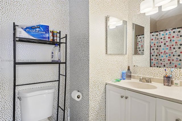 8389 NW 8th St, Miami, FL 33126