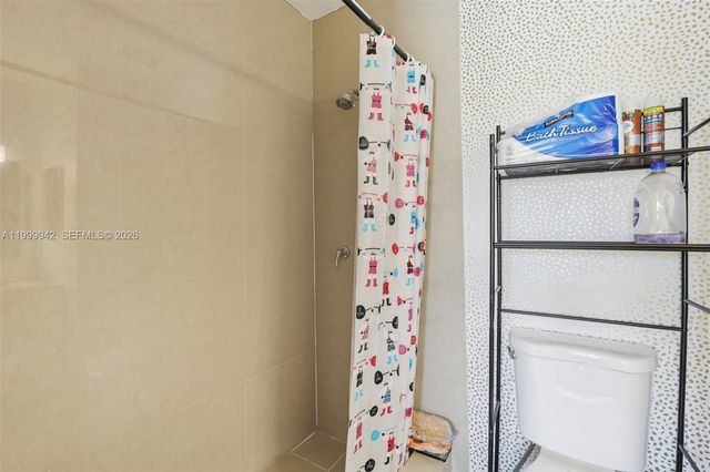 8389 NW 8th St, Miami, FL 33126