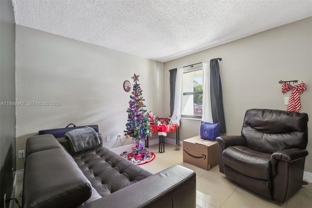 8389 NW 8th St, Miami, FL 33126