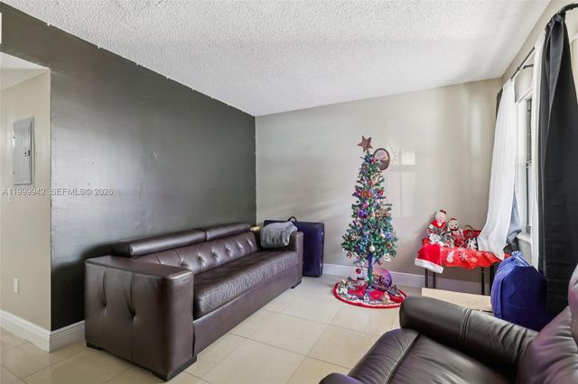 8389 NW 8th St, Miami, FL 33126