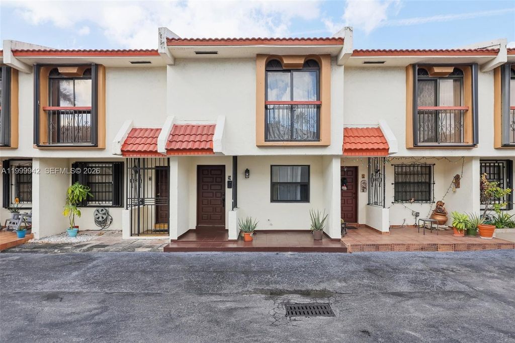 8389 NW 8th St, Miami, FL 33126