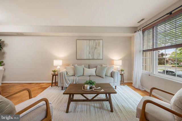 2312 N DEARING ST, Alexandria, VA 22302