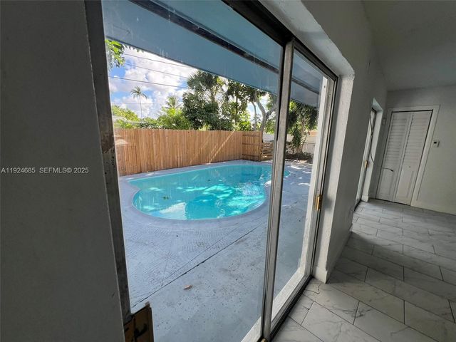 4421 NW 33rd St, Lauderdale Lakes, FL 33319