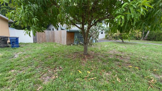 4421 NW 33rd St, Lauderdale Lakes, FL 33319