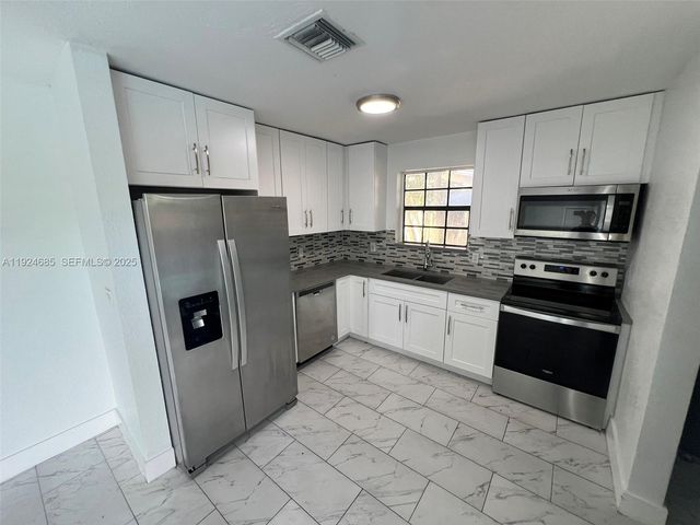 4421 NW 33rd St, Lauderdale Lakes, FL 33319