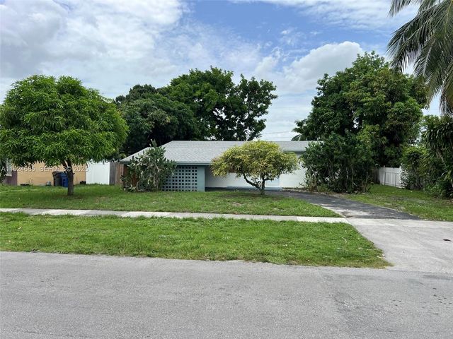 4421 NW 33rd St, Lauderdale Lakes, FL 33319