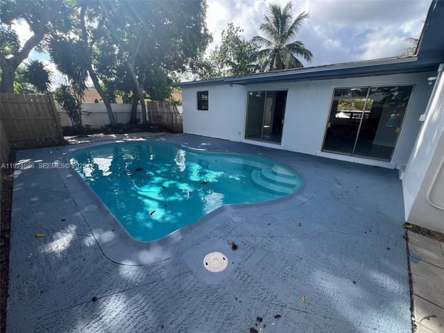 4421 NW 33rd St, Lauderdale Lakes, FL 33319