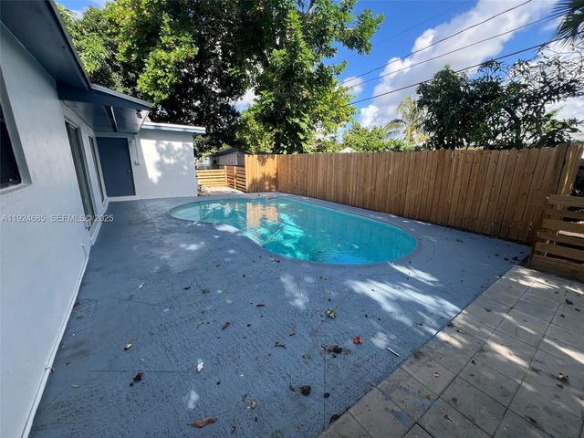 4421 NW 33rd St, Lauderdale Lakes, FL 33319