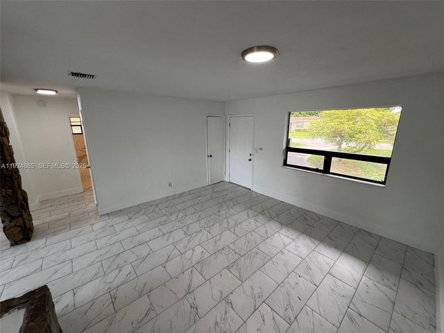 4421 NW 33rd St, Lauderdale Lakes, FL 33319