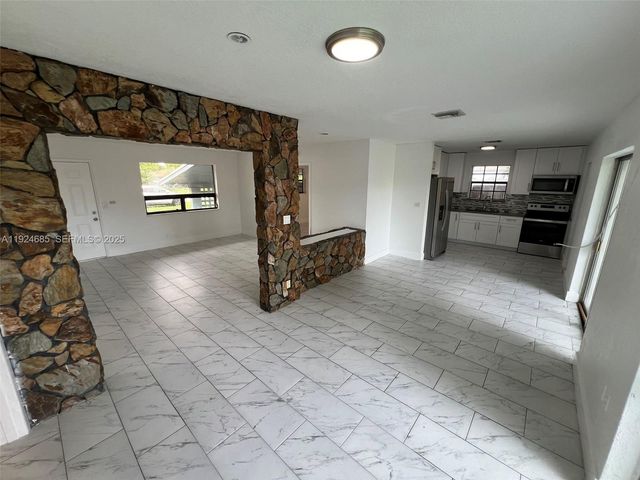 4421 NW 33rd St, Lauderdale Lakes, FL 33319