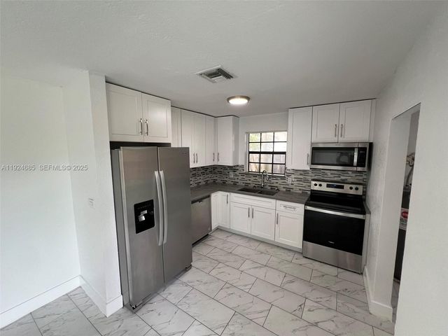 4421 NW 33rd St, Lauderdale Lakes, FL 33319